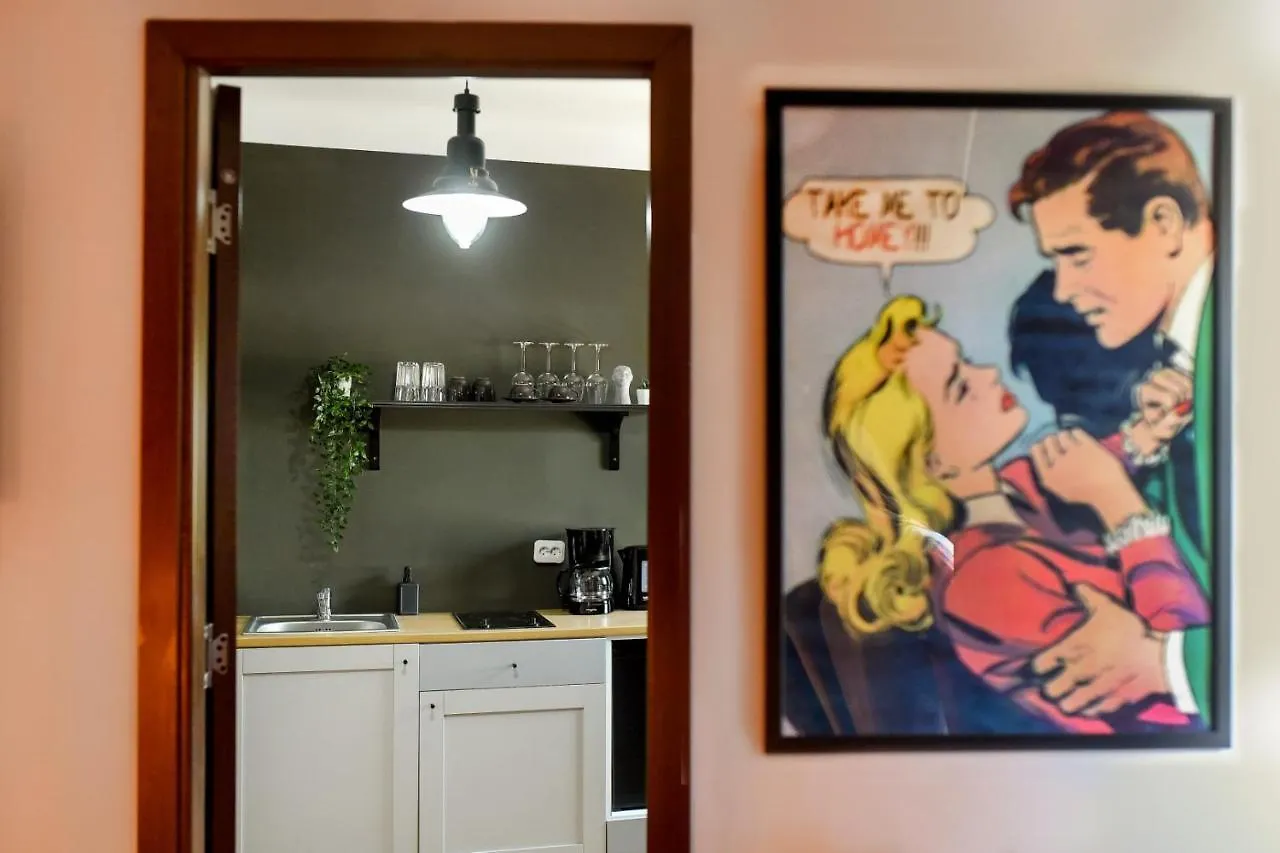 Colorful Chic: Cozy Studio In The Bustling City Center Apartment Bucharest