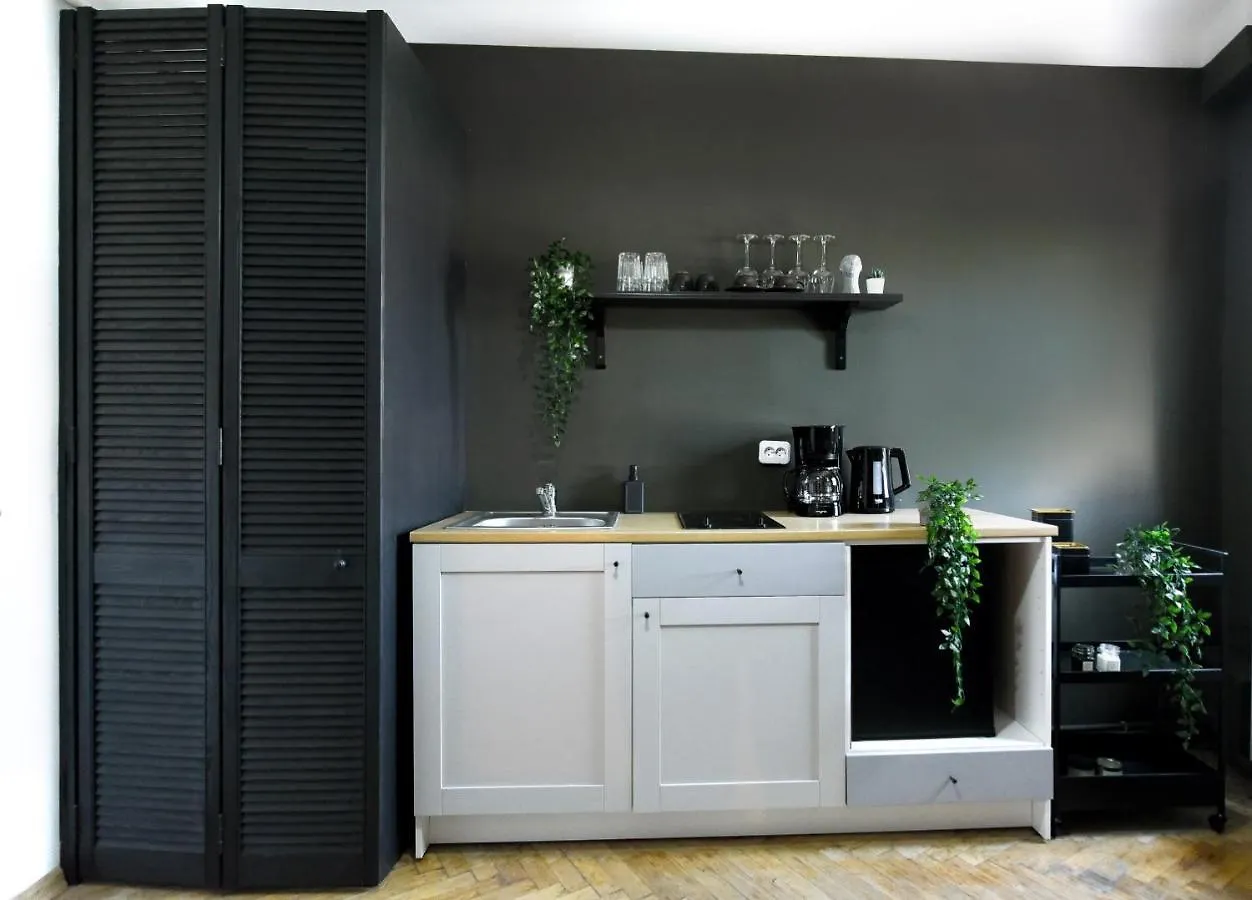 Colorful Chic: Cozy Studio In The Bustling City Center Apartment Bucharest