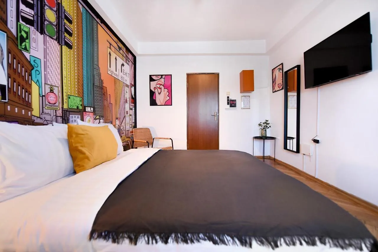 Colorful Chic: Cozy Studio In The Bustling City Center Apartment Bucharest